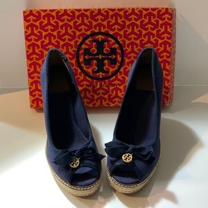 POS1200 TORY BURCH JACKIE ESPADRILLE WEDGES SIZE 8 1/2 NAVY BLUE